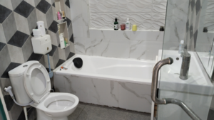 kamar mandi utama bathtub
